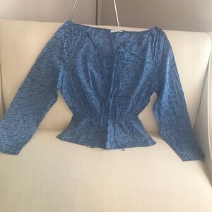 CALVIN KLEIN   LIGHT BLUE  WITH BLACK PRINTS. SIZE SMALL